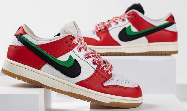 The FRAME X NIKESB DUNK LOW  CHILE RED / BLACK-WHITE-LUCKY GREEN